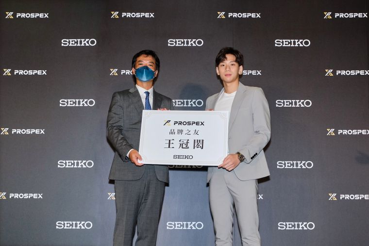 台灣Seiko總經理藤田安城（左）頒發「品牌之友」證書給王冠閎（右）。官方提供