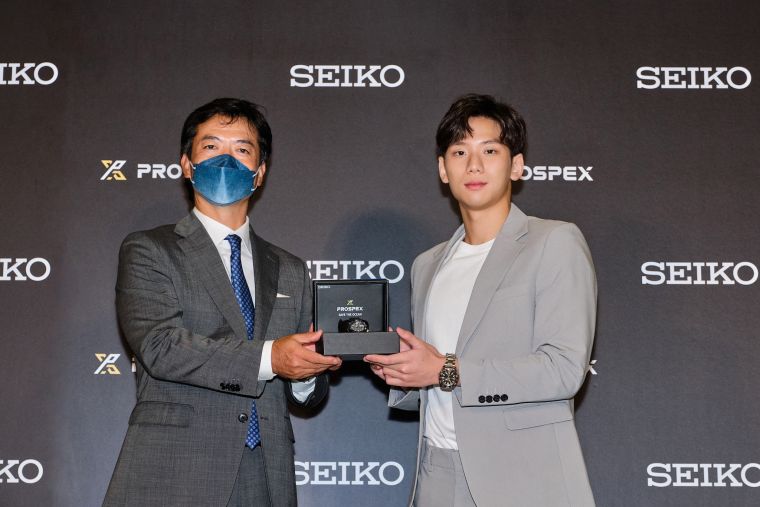 台灣Seiko總經理藤田安城（左）頒發Seiko Prospex台灣限定款給王冠閎（右）。官方提供