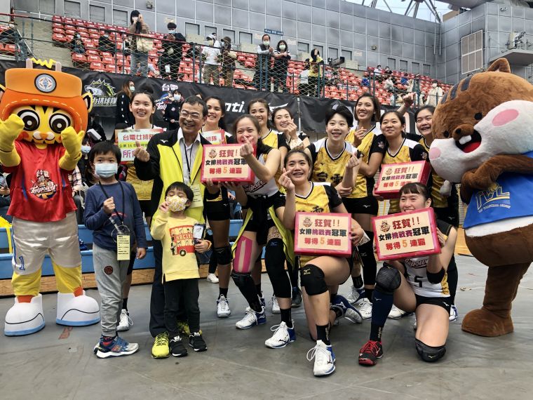 台電女排賽後大合照。中華民國排球協會提供