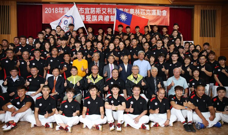 中華青年奧運代表團。李天助攝