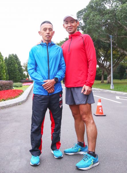 周俊宏(右)和台灣馬拉松傳奇何信言一周訓練參賽。361°提供
