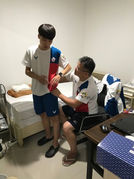 周文毅醫師(右)幫陳靖選手(左)檢視舊傷處。