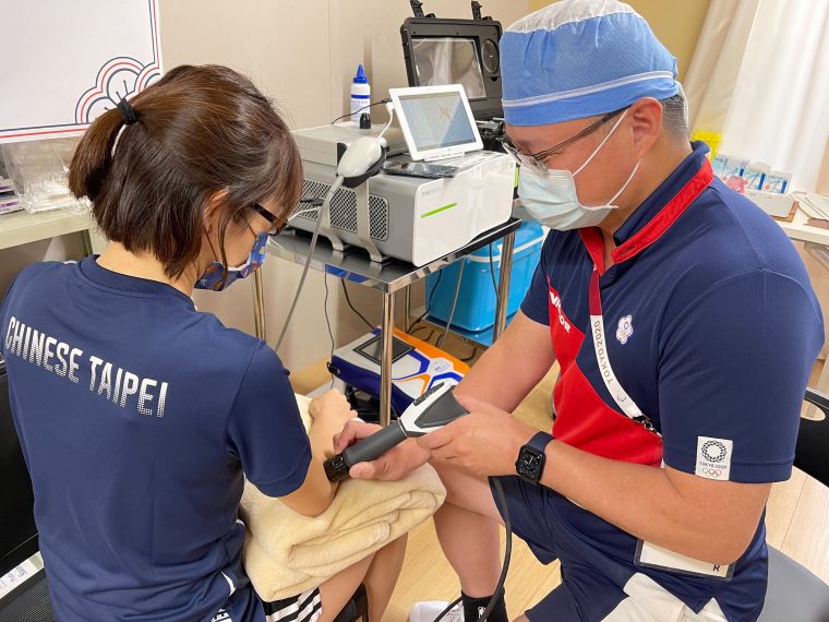 周文毅醫師於東京奧運診療室幫選手進行檢查 。長庚運動醫學團隊提供