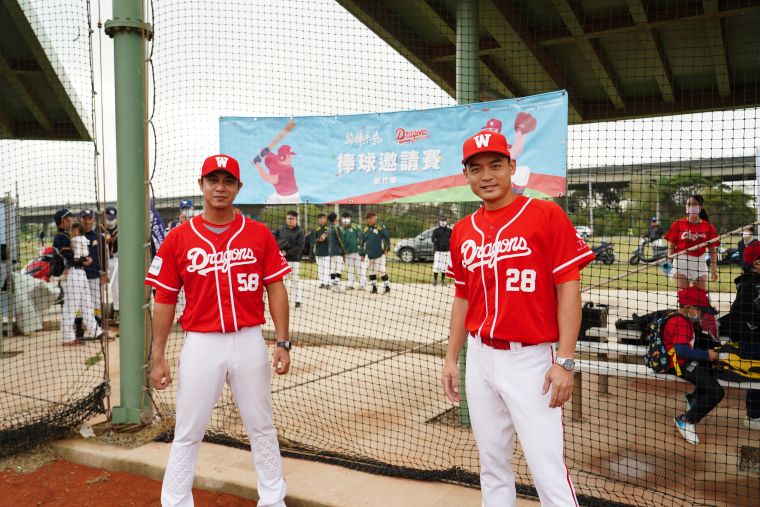 味全龍球星林旺衛(右)曾陶鎔(左)出席2020接棒未來棒球邀請賽新竹場開幕典禮。大會提供