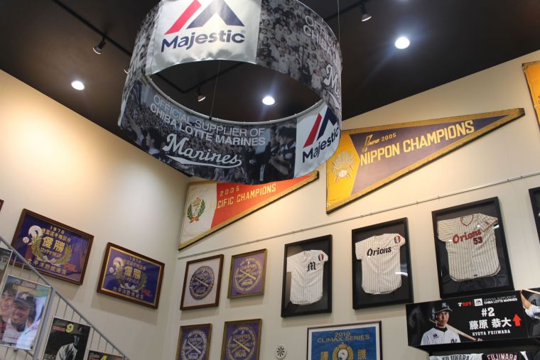 商品部包含球隊的歷史文物展示。東京新生提供