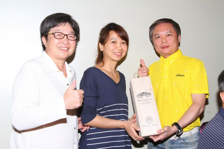 中華民國壘球協會副理事長林昆漢（右）拍得德醲企業捐出的「黑皮諾之王」德國冠軍酒。
