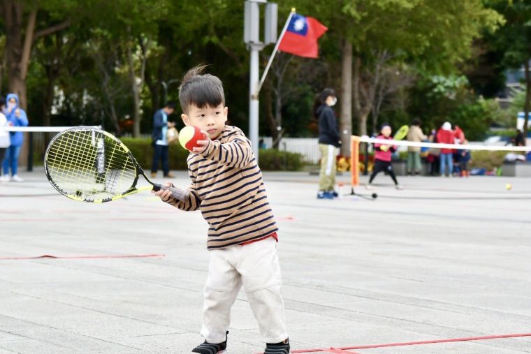 四歲小寶貝參加迷你網球體驗。台中市運動局提供