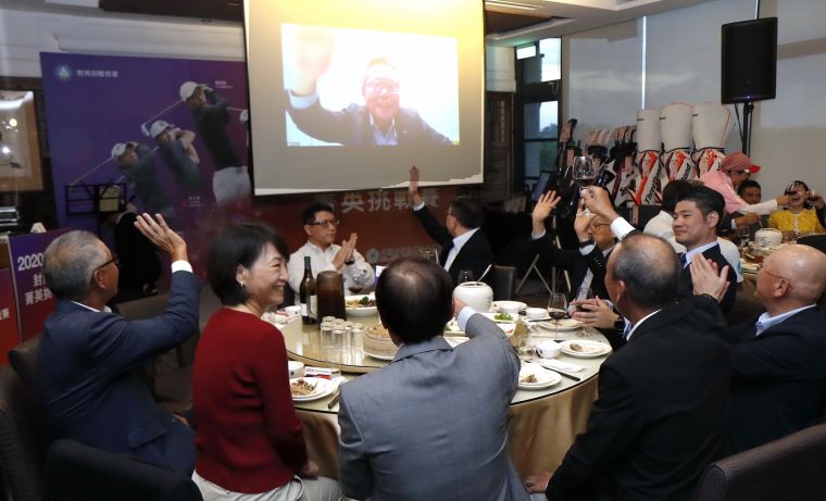 因疫情無法親來參加頒獎典禮的ThreeBond香港有限公司中華圈統括社長兼重道雄，與現場來賓進行視訊情形。鍾豐榮攝