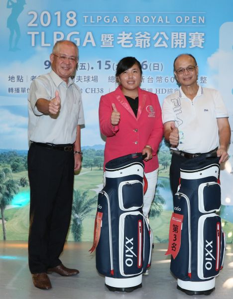 國住橡膠總經理細正行(左1)頒發第三名獎項給跟選手陳依妏(中)的貴賓。