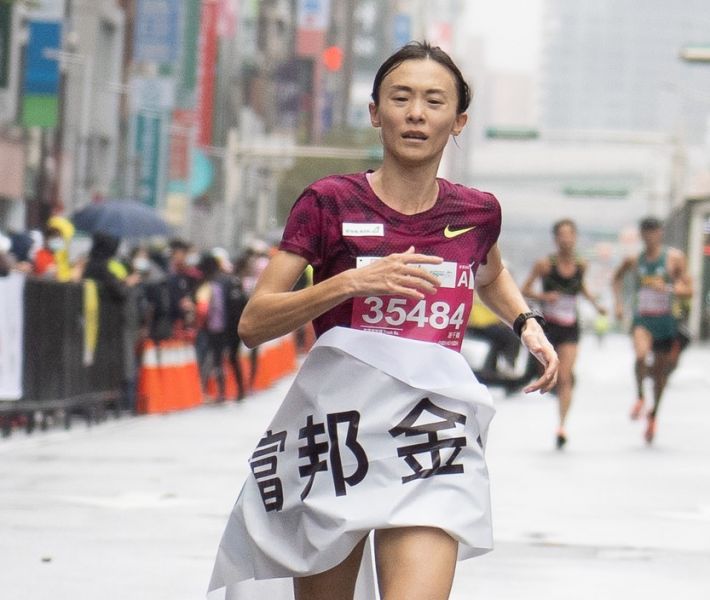 國內長跑好手謝千鶴以1小時15分17秒成績拿下半程馬拉松女子組冠軍。大會提供