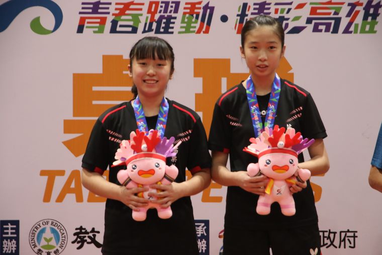 國女組雙打金牌：裴紫妮（左）／謝于璇（苗縣維真）。全中運大會提供