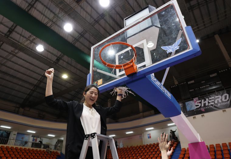國泰人壽教練鄭慧芸剪籃網。大會提供