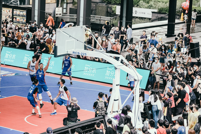 國泰NBA 3x全台總決賽今起一連兩天在台北信義香堤廣場熱戰，滿場球迷不畏雨勢，在場邊為奮戰的球員加油喝采。官方提供