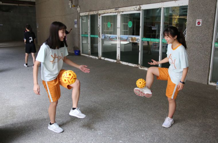 國立苑高學生李則盈(右)、葉靜君第一次接觸藤球。大會提供