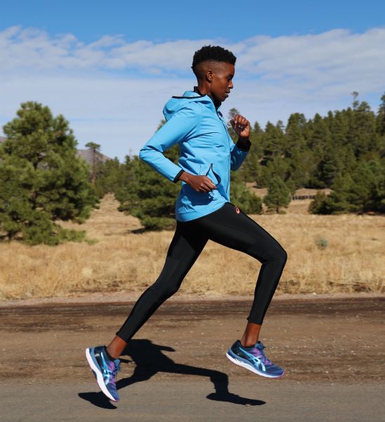 國際知名長跑選手Diane Nukuri穿著ASICS GEL-NIMBUS系列鞋款進行訓練。官方提供