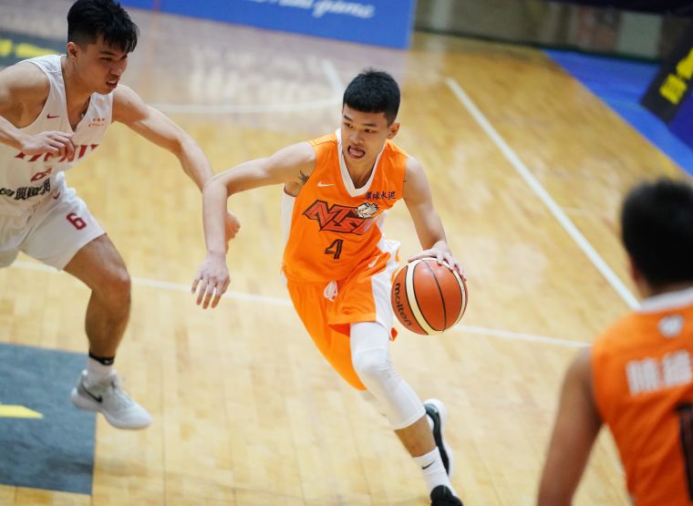 國體國體大菜鳥陳俊男得12分、7籃板。