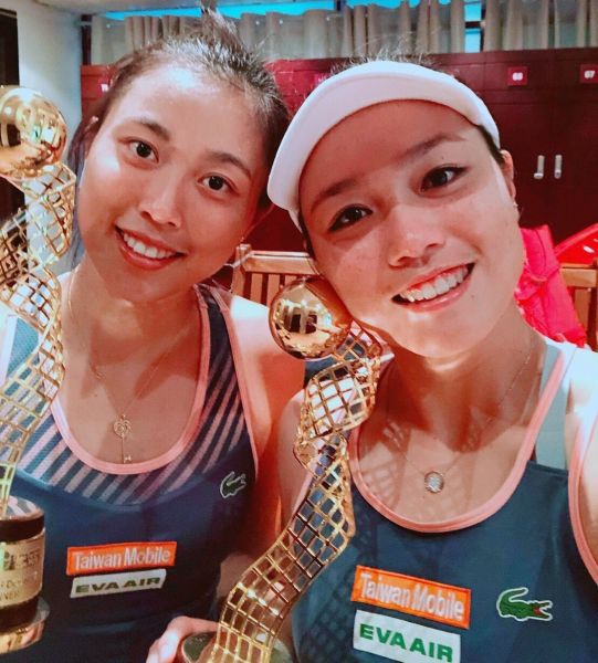 詹詠然(右)及詹皓晴(左)姊妹倆睽違2年後再次合體，一起身穿繡有「Taiwan Mobile」的戰袍拿下2019 WTA卡達公開賽女子雙打冠軍。台灣大提供