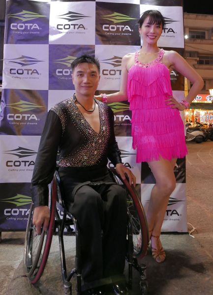 藝人王湘瑩與台灣輪椅國標舞選手郭文生為2018輪標舞開場。