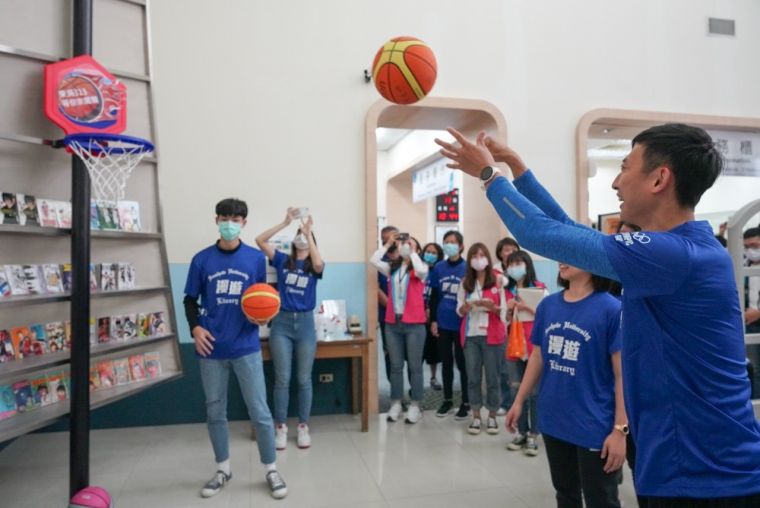 金牌選手朱木炎進行趣味投籃。官方提供