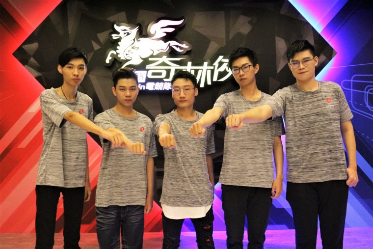 中州奇林俠成員，由左至右分別是：王力文、柳朝朋、黃建文、王柏翔、林子傑。