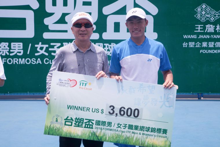 中華民國網球協會理事長廖裕輝頒發冠軍支票版給許育修。海碩整合行銷提供