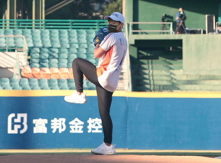 楊勇緯首次站上投手丘為職棒開球，展現驚人球技。官方提供
