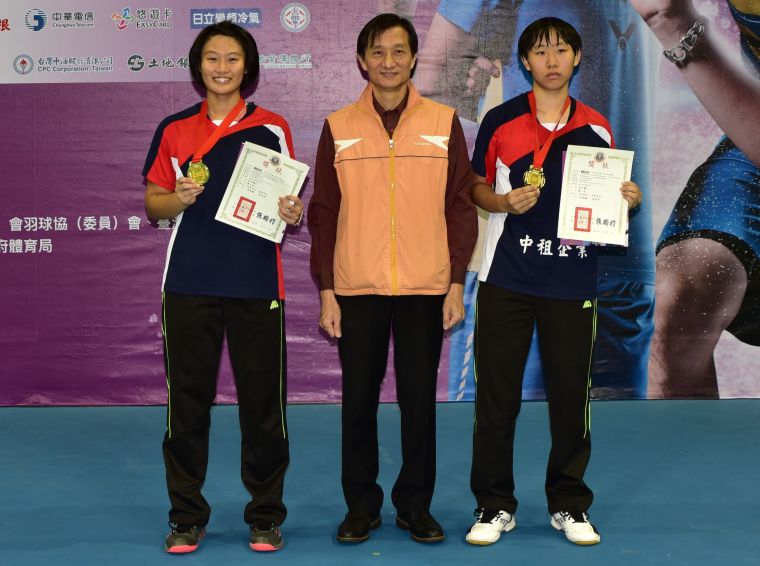 圖三 女雙冠軍-中山國中林芷均(右)、李雨璇(左)、中華羽協郭易常副理事長(中)。