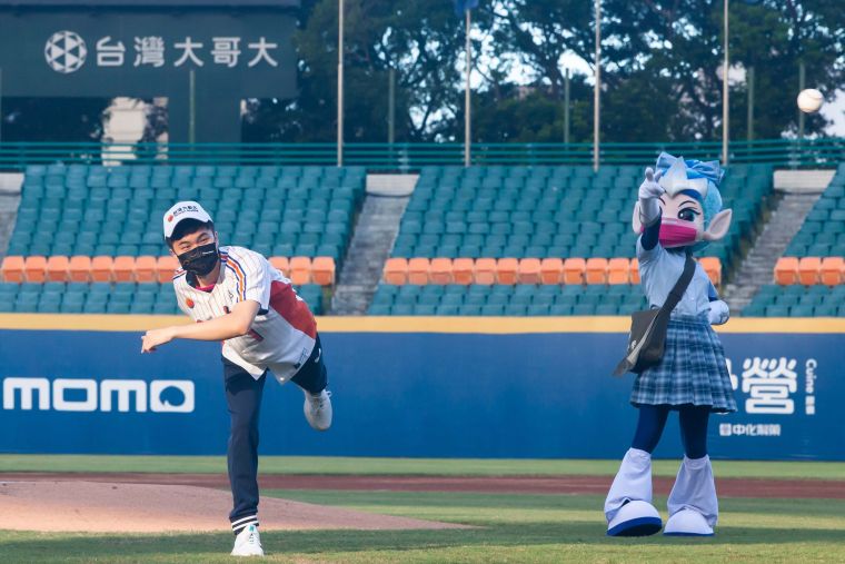 林昀儒第一次站上投手丘為職棒開球。官方提供