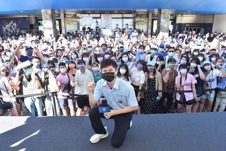 林昀儒與現場球迷粉絲歡樂互動，充分展現出「國民同學」親民的一面。官方提供