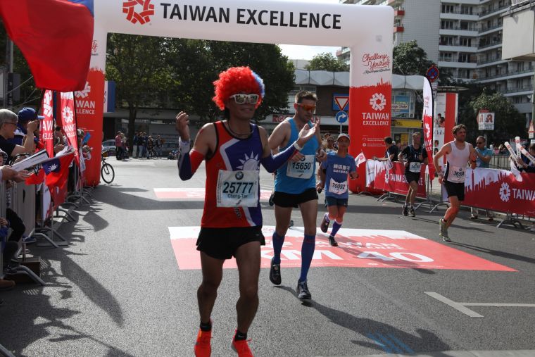 台灣精品代表隊賴政澤跑者以一身國旗裝扮，以2小時49分04秒的個人最佳成績完賽。