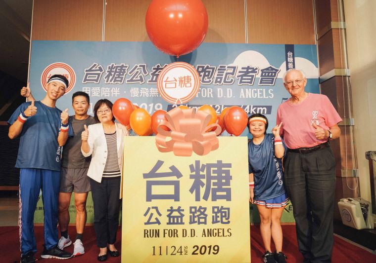 台灣糖業公司副總經理顧孝柔(左三)、美善社會福利基金會吳道遠神父(右一)、極地探險家林義傑(左二)與兩位智青朋友一同進行開箱儀式，象徵台糖公益路跑正式開始報名。大會提供