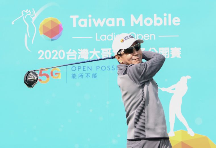 台灣大哥大董事長蔡明忠在開球儀式中為大會開出漂亮的第一球。台灣大哥大女子公開賽提供