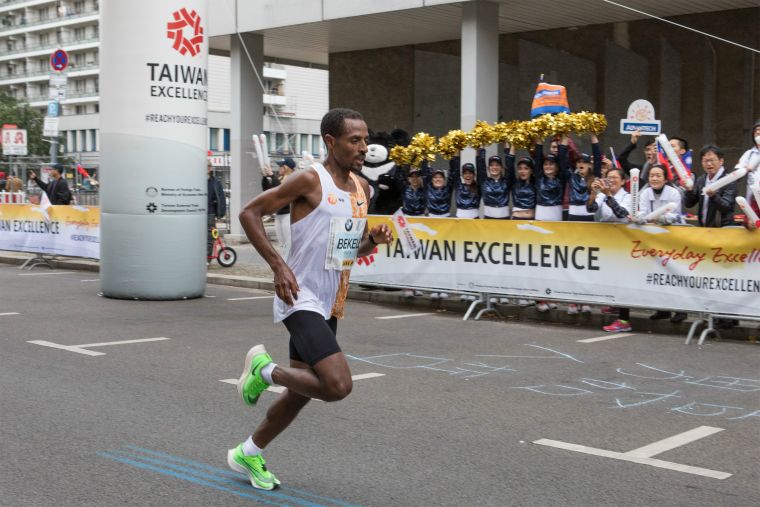 男子組冠軍衣索比亞級跑者克內尼薩·貝耶查以2小時01分41秒完賽，僅2秒之差即可打破世界紀錄，在台灣精品40km拱門留下英姿。大會提供