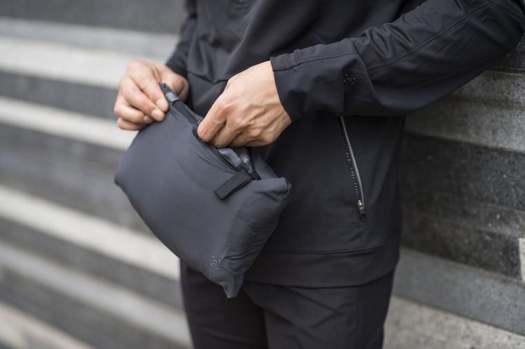 Pack It Down外套設計可隨時摺疊成收納包，方便攜帶。