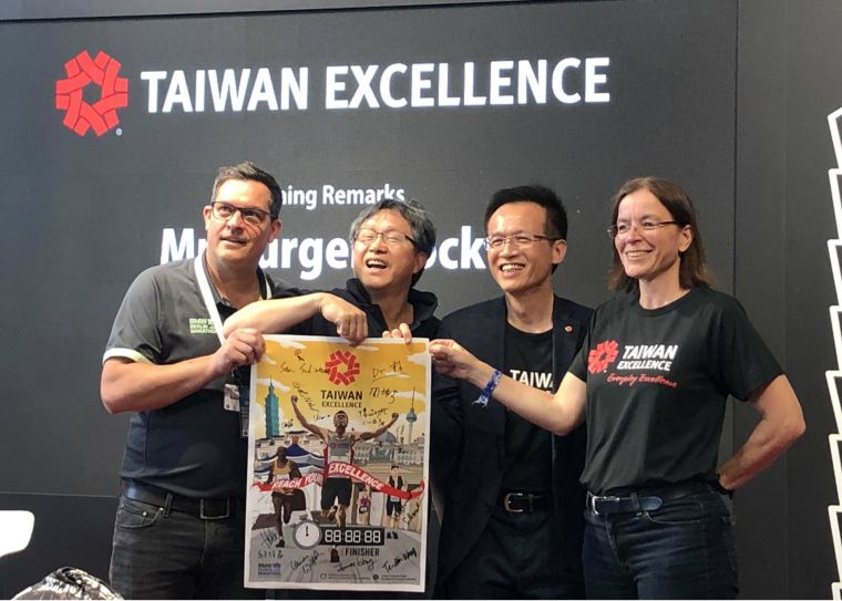 貿協吳俊澤處長於台灣精品創意跑隊德國媒體見面會上宣傳台灣精品全新的品牌宣言-創新臺灣 精彩世界。大會提供