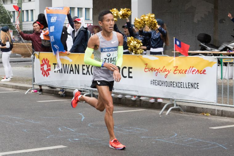 今年金門馬拉松拿下男總一的研華科技吳昇蔚代表台灣精品參賽，以2小時40分17秒寫下台灣精品跑隊今年最佳成績。大會提供