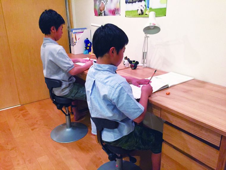 日本學童使用愛悠椅 自然挺胸提升專注力。官方提供