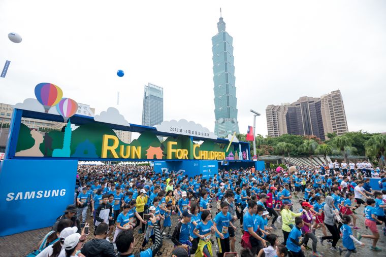 :2018第14屆三星公益路跑今日開跑，現場2萬名跑者熱情響應。台灣三星提供