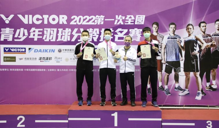 中華羽協楊文芳副理事長親頒U19男單前三名。羽協提供