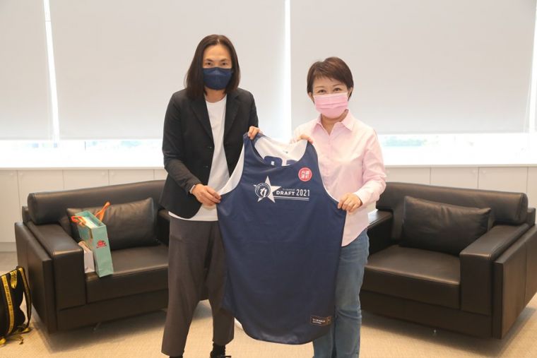 T1聯盟會長錢薇娟(左)致贈台中市長盧秀燕(右)紀念球衣。  台中市政府提供