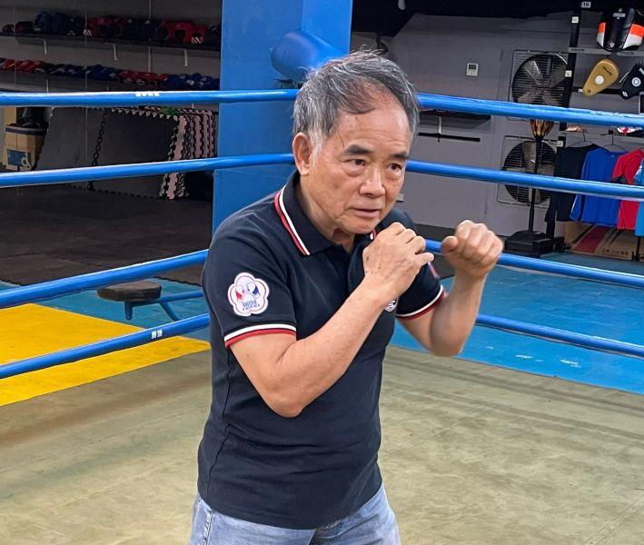 圖2 台灣拳擊教父郭枝來打起空拳依然身手矯健，身段異常靈敏。官方提供
