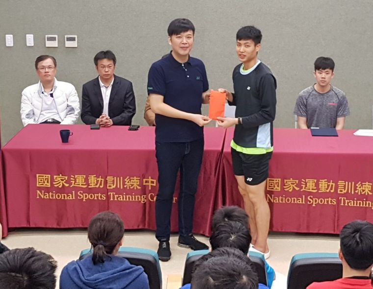 張國祚理事長(左)頒發加菜金 周天成(右)擔任選手代表領取。中華民國羽球協會提供