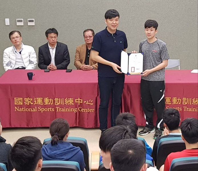張國祚理事長(左)頒發教練團聘書 賴建誠總教練(右)代表領取。中華民國羽球協會提供