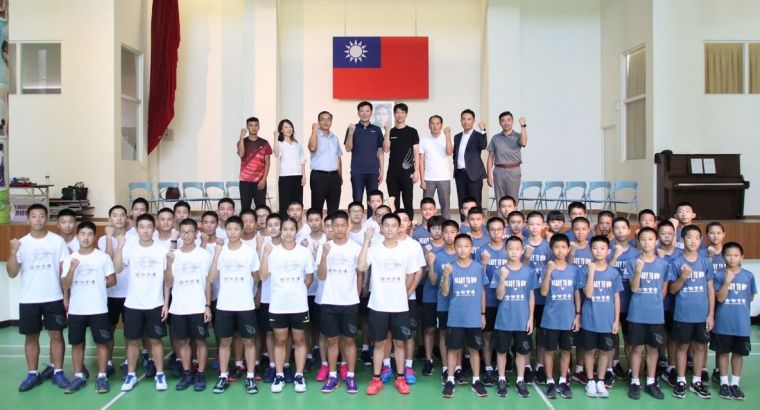 竹東國中、東泰高中受贈訓練用球。羽協提供
