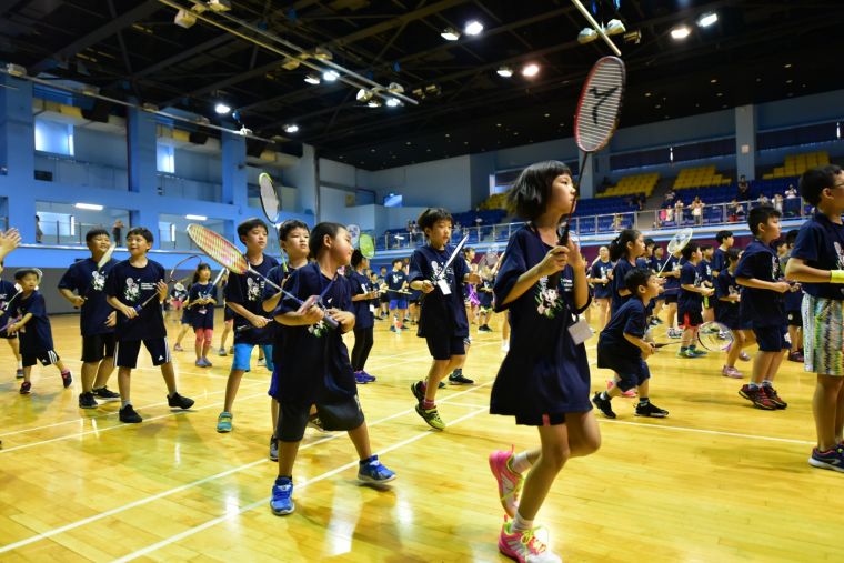 300多位同學結業齊跳羽球舞。大會提供