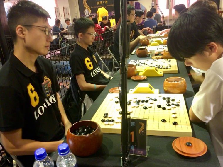 蕭正浩(左)職業九段的蕭正浩10年連續參加「佛乘盃」圍棋大賽。
