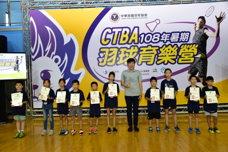 中華羽協理事長 親頒結業證書予育樂營同學。大會提供