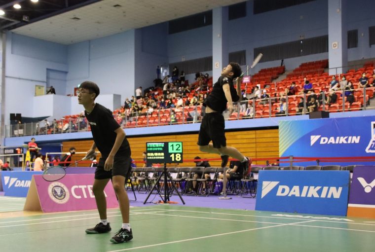 倪謙、羅侑晟為台南北安羽球會館贏得勝利。大會提供