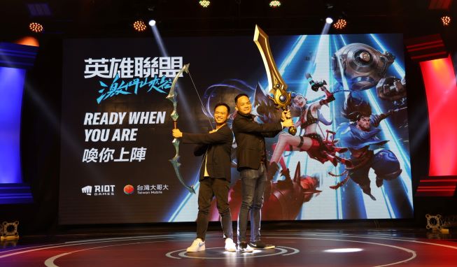 台灣大哥大總經理林之晨與Riot Games東南亞區總經理Justin Hulog攜手開創台灣手遊市場新高度。官方提供