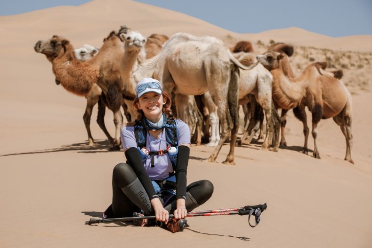 在烏蘭布和沙漠巧遇野生駱駝，心恬興奮合影。SUPERACE提供
